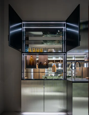 Vitrine mit Rillenglas und Chrom von Cesar Cucine