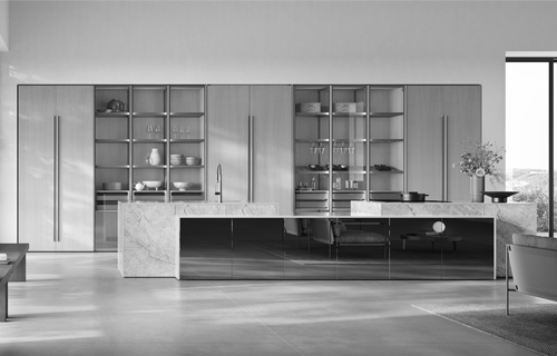 Weiße Küche von Stosa Cucine mit Chrom und hellem Naturstein