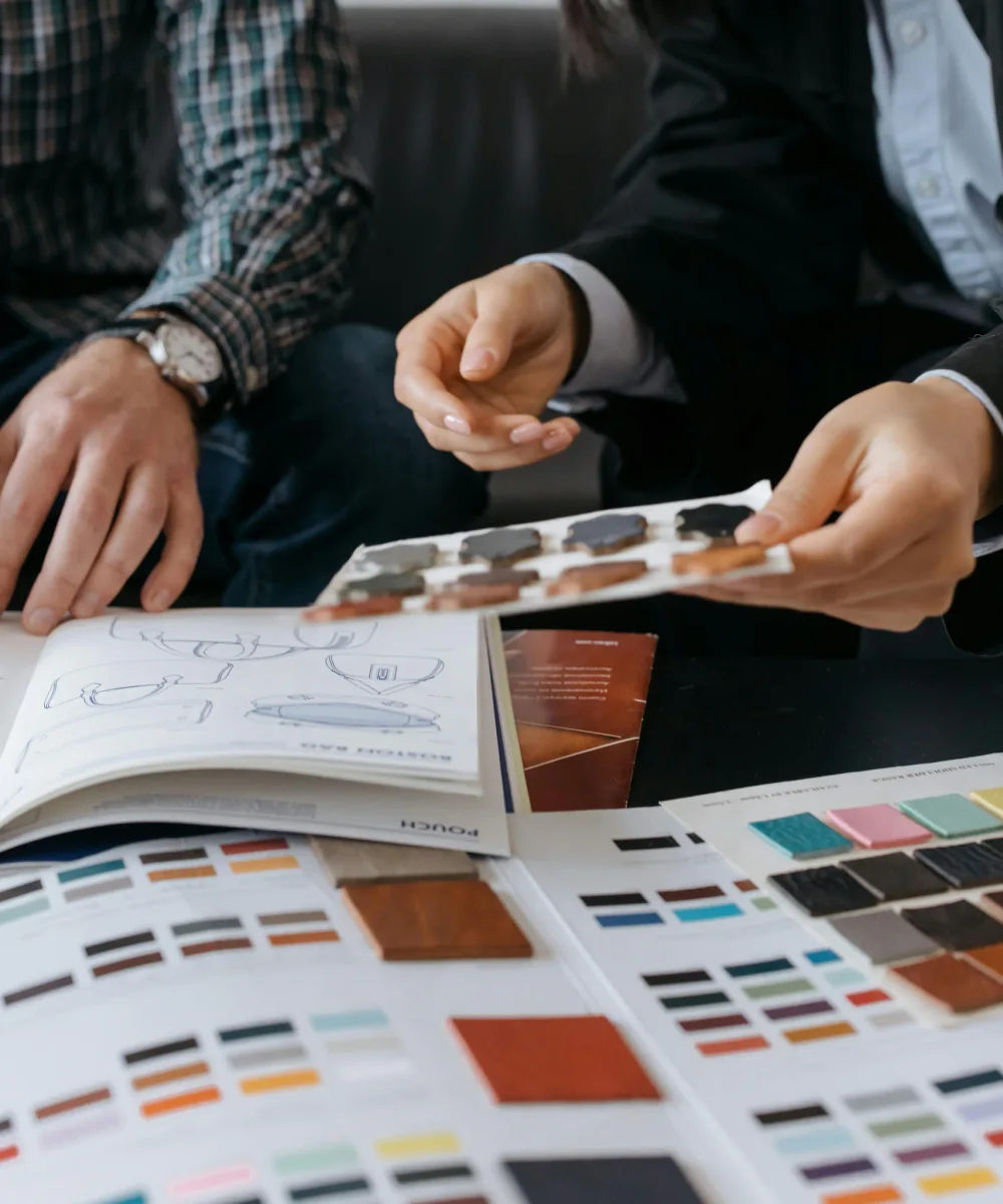 Beratung mit Materialmustern und Farbfächer im Küchenstudio